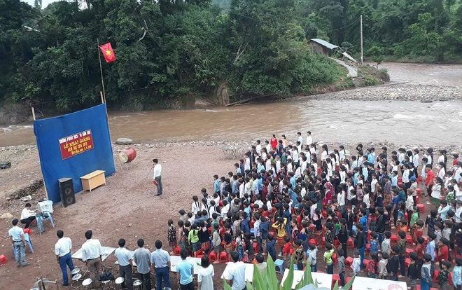 Xúc động khoảnh khắc thầy trò ở Lai Châu đón lễ khai giảng cạnh bờ suối
