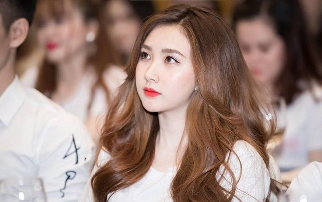 Nhan sắc nóng bỏng đầy mê hoặc của 'bạn gái tin đồn' thủ môn Bùi Tiến Dũng