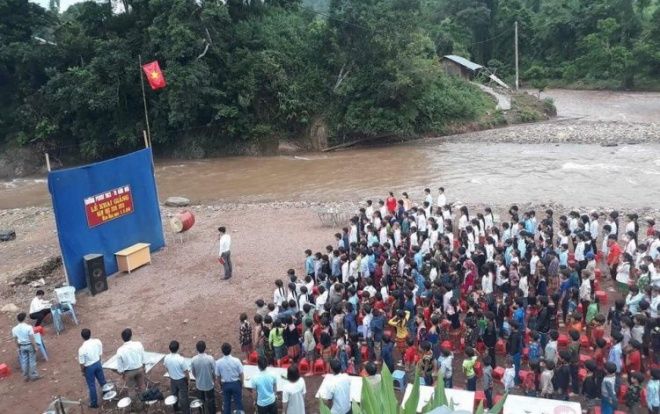 Thầy hiệu trưởng nói gì sau bức ảnh học trò dự Lễ khai giảng bên bờ suối gây sốt mạng xã hội?