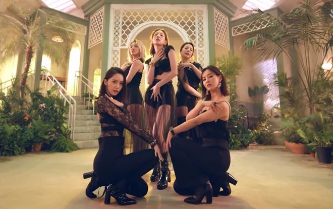 Clip hot: Chẳng thấy ai rượt đuổi nhưng 5 nàng SNSD Oh!GG vẫn chạy loạn xạ trong MV mới nhất 'Lil’ Touch'