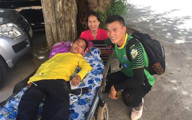 Bùi Tiến Dũng có hành động đầy bất ngờ với CĐV liệt nửa người