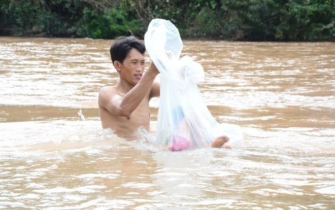 Chủ tịch huyện Mường Chà: 'Các cháu phải chui túi nilon đến trường chúng tôi xót xa lắm, chỉ mong có cây cầu'