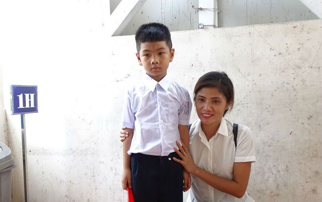 Ngày khai giảng đặc biệt của bé trai trong vụ trao nhầm con ở suốt 6 năm trời ở Ba Vì