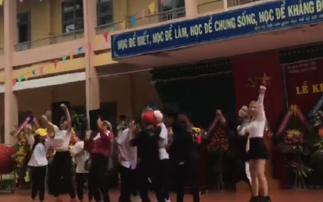 Bức xúc học sinh biến lễ khai giảng thành cái chợ, diện váy ngắn tóc đỏ nhảy nhót như lên bar