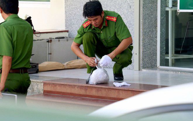 Camera ghi hình 2 tên cướp táo tợn dùng súng khống chế nhân viên để cướp tiền ngân hàng ở Khánh Hòa