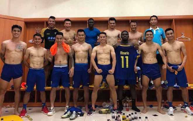 Bùi Tiến Dũng và đồng đội cởi áo khoe body, mừng hạ SLNA