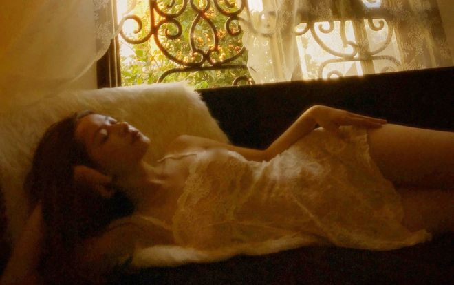 Chipu bị gọi tên 'bad girl' khi lại táo bạo khoe body với váy ren mỏng tang