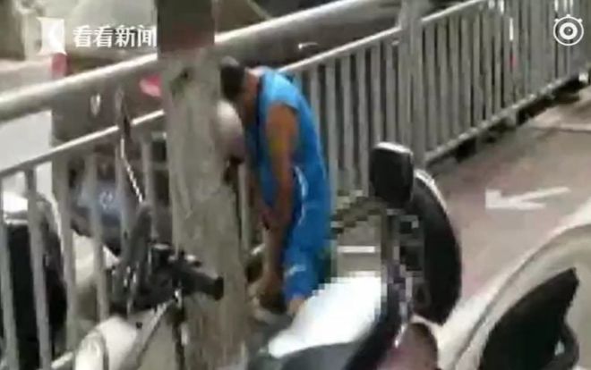 Bị bắt quả tang ăn cắp, tên trộm uống nước tiểu chính mình hòng thoát tội