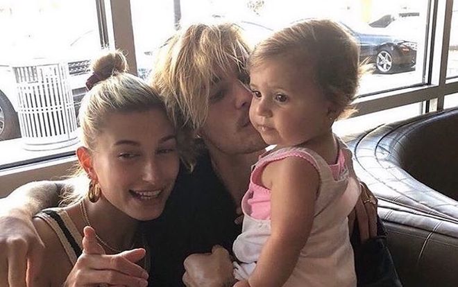 27 giây tan chảy với khung cảnh 'một nhà ba người' cực hạnh phúc của Justin Bieber và Hailey Baldwin