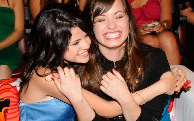 Dành cho ai thắc mắc Selena Gomez ở đâu khi Demi Lovato gặp nguy cấp, đây là câu trả lời!