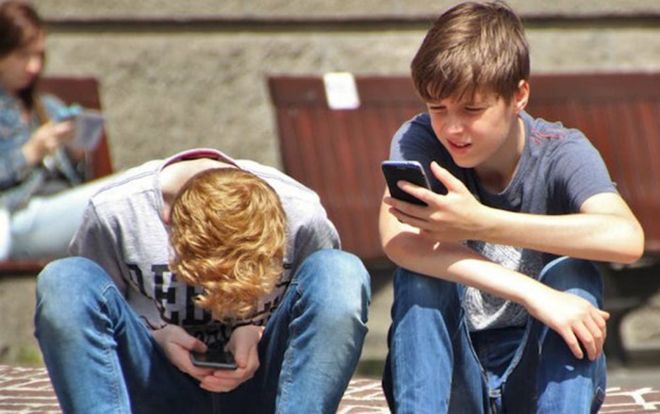 Pháp chính thức cấm học sinh dùng điện thoại ngay cả trong giờ ra chơi và nghỉ trưa