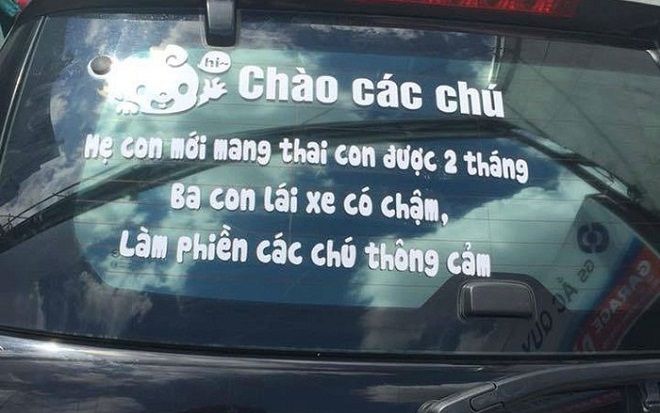 Dòng chữ đáng yêu trên kính xe khiến những tài xế nóng tính nhất cũng phải mỉm cười: 'Ba con lái xe chậm, các chú thông cảm'