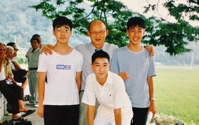 Bức ảnh được cho là HLV Park Hang-seo khoác vai Son Heung Min cách đây nhiều năm gây sốt