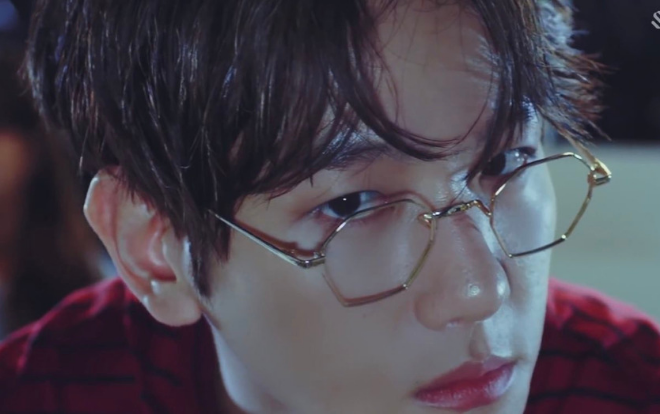 Quên kính thường đi, đẳng cấp tiên tử của Baekhyun (EXO) là phải đeo kính hình lục giác