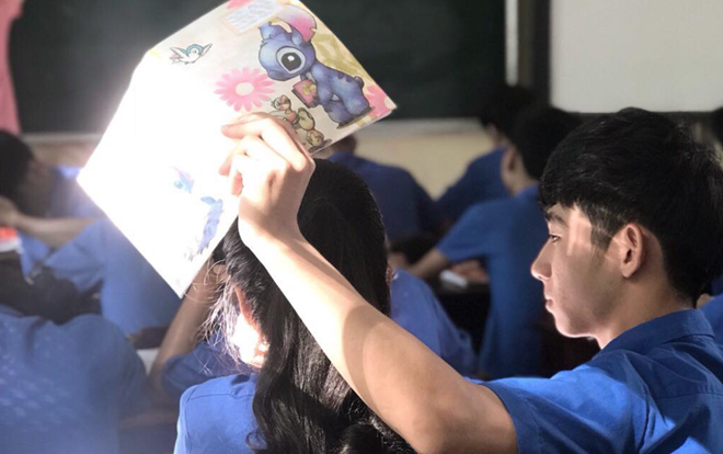 Nhờ hành động ga lăng bất chợt, nam sinh nổi tiếng khắp MXH vì hình ảnh quá sức ngôn tình