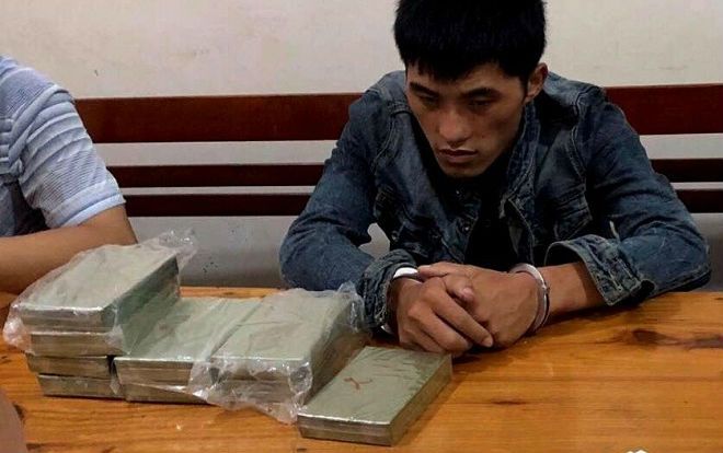 Bắt đối tượng tuồn 10 bánh heroin và 1kg ma túy đá vào Việt Nam