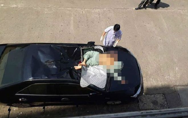 Người đàn ông nhảy lầu bệnh viện tự tử làm nóc xe ô tô bẹp dúm