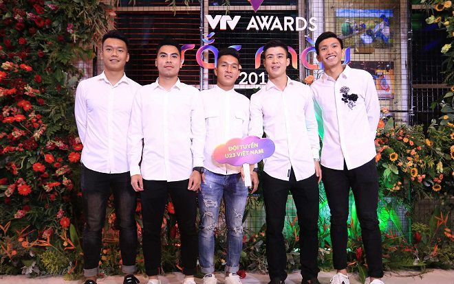 Các 'soái ca' U23 Việt Nam xuất hiện rạng rỡ, xuất sắc lập cú đúp tại lễ trao giải VTV Awards 2018