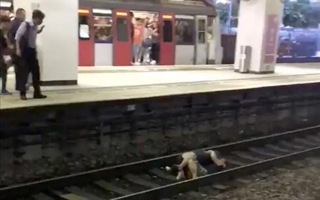 Rơi xuống đường ray vẫn tiếp tục đánh nhau