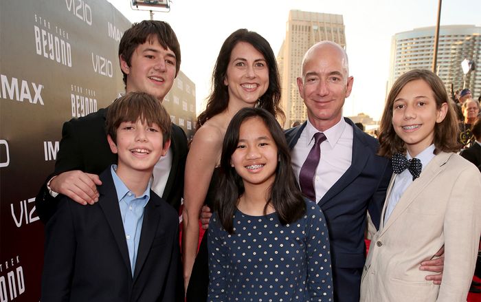 Là tỷ phú giàu nhất hành tinh, Jeff Bezos vẫn phải rửa chén để giữ hạnh phúc gia đình