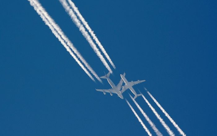 Tại sao máy bay để lại vệt trắng trên bầu trời mỗi khi di chuyển?