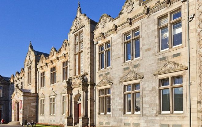 Tỷ phú mua biệt thự, tuyển 12 người hầu cho con gái cưng