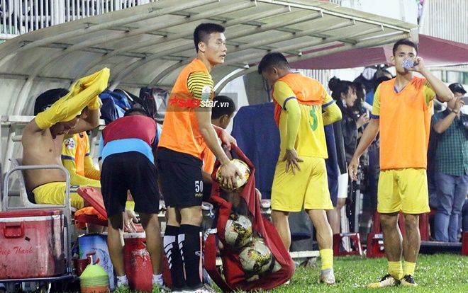 Cận cảnh thủ môn Bùi Tiến Dũng chăm chỉ lượm bóng, phục vụ đàn anh