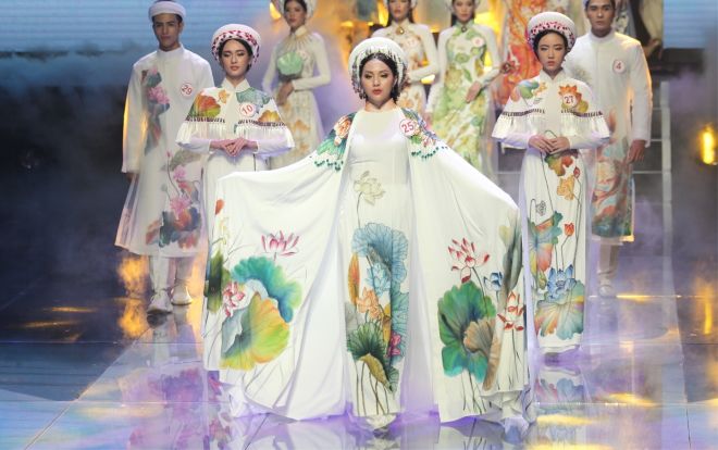 Thí sinh Siêu mẫu khiến khán giả say đắm khi thả hồn trong Họa Liên của NTK Bảo Bảo