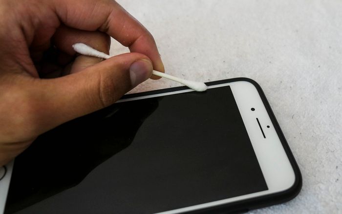 Hướng dẫn vệ sinh smartphone đúng cách để loại bỏ hết vi khuẩn