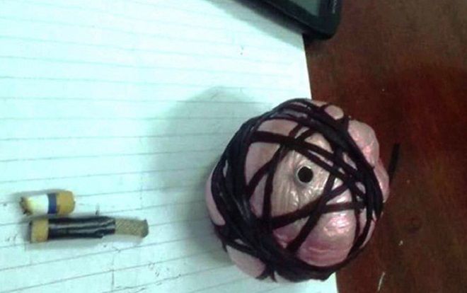 Kinh hãi phát hiện quả mìn tự chế đang bốc khói dưới gầm ô tô