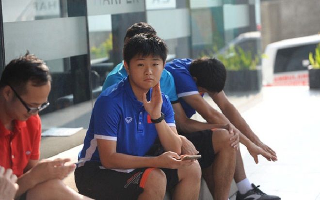 Dân mạng bất ngờ chú ý chàng trợ lý tiếng Anh luôn theo sát HLV Park Hang Seo và cực thân với dàn cầu thủ U23