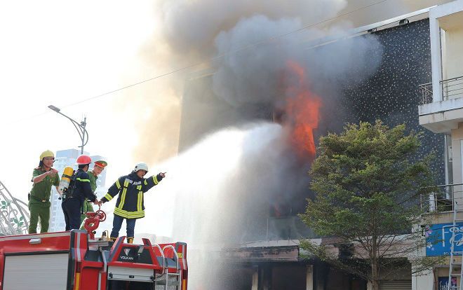 Hơn 100 chiến sĩ khống chế đám cháy dữ dội tại vũ trường ở trung tâm Đà Nẵng