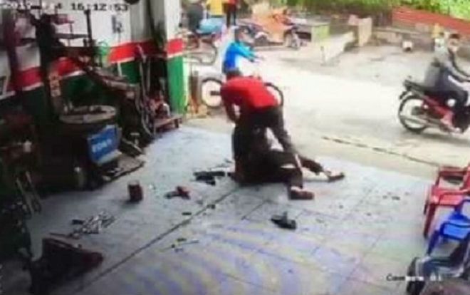 Đến quán karaoke hỏi 'ở đây có gái không', người đàn ông bị chủ quán cùng nhân viên tát vào mặt, cầm điếu cày đánh tử vong