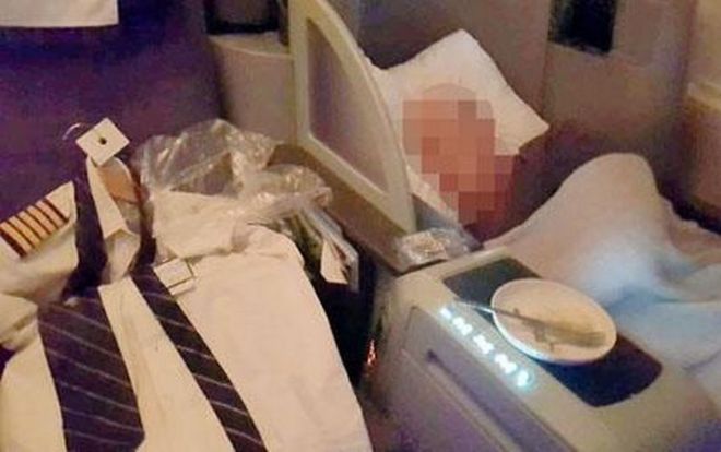 Phi công cởi đồng phục, vô tư ngủ ở khoang hạng nhất khiến hành khách choáng váng