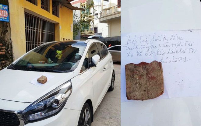 Ô tô đậu chắn ngang trước cửa ra vào, chủ nhà cảnh báo thâm thúy bằng mảnh giấy kèm thêm viên gạch đặt lên nắp ca pô