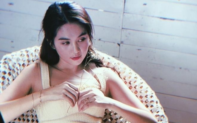 Ngọc Trinh diện váy 2 dây khoe nhan sắc không tuổi, Châu Bùi đẳng cấp hết mức cùng bộ đôi giày, vớ chục triệu đồng