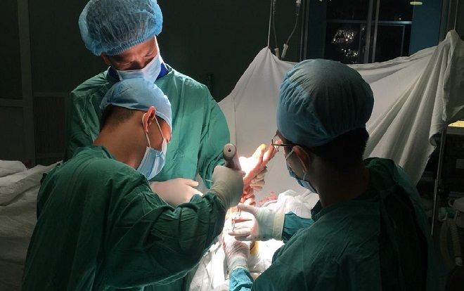 Trắng đêm nối bàn tay đứt lìa cho thanh niên bị chém do đưa người bị thương trong vụ hỗn chiến đi cấp cứu