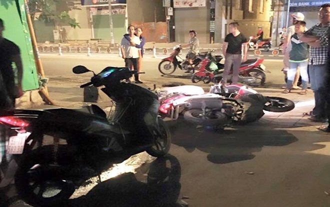 Truy bắt 2 đối tượng có hình xăm sau gáy chích điện rồi cướp xe máy ở Sài Gòn