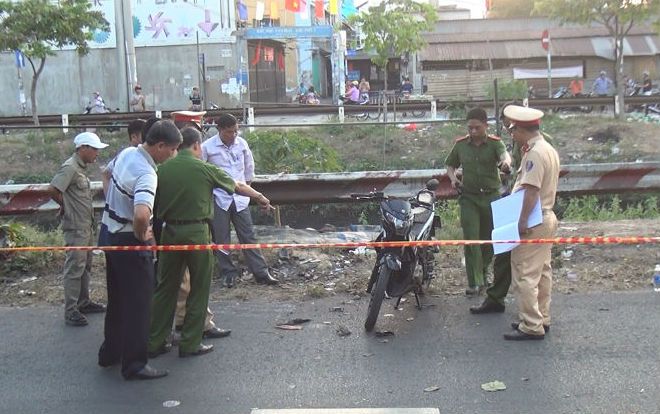 Tá hỏa phát hiện nam thanh niên nằm chết bất thường cạnh xe máy ven quốc lộ
