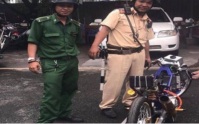 Bắt quái xế 19 tuổi nẹt bô inh ỏi lạng lách trên xa lộ Hà Nội