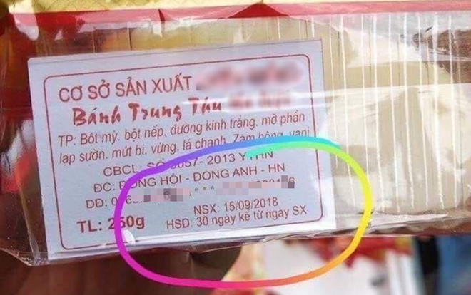Chiếc bánh trung thu đến từ tương lai khiến dân mạng hoang mang khi thấy sản phẩm được bày bán trước cả ngày sản xuất