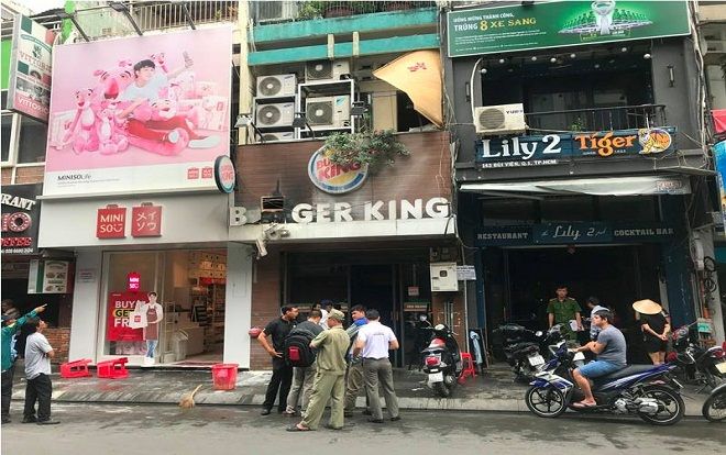 Cháy lớn trên phố Tây Bùi Viện, 2 cụ già bị kẹt bên trong được cảnh sát giải cứu