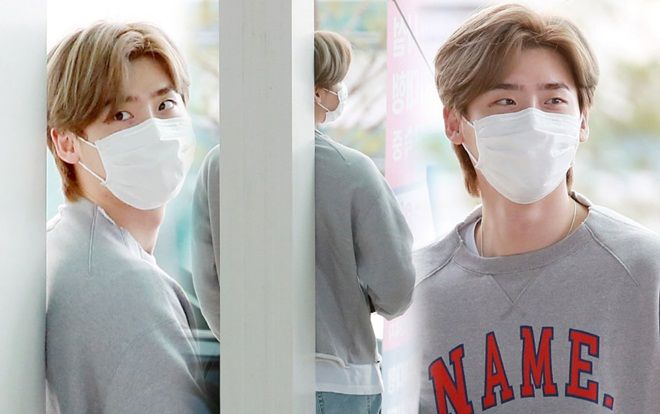 Hành động trốn sau cột của Lee Jong Suk tại sân bay trong ngày sinh nhật khiến fan phát 'sốt'