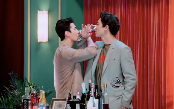 Chanyeol - Sehun và khoảnh khắc uống rượu giao bôi: Fan 'gào thét' vì… tình quá đi thôi!