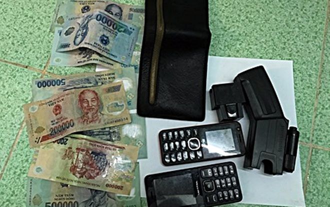 Tào tợn dùng roi điện và dao cướp tài sản của người đi đường