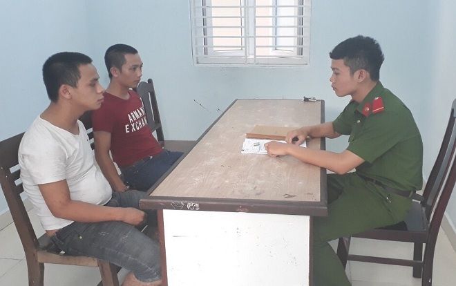 Vừa cướp điện thoại của người phụ nữ, 2 thanh niên lập tức bị công bắt giữ