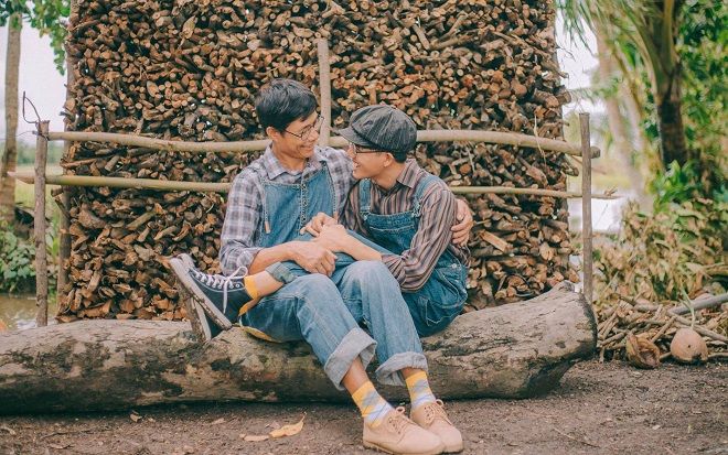 Khoảnh khắc cha và cậu con trai 23 tuổi cùng nhau mặc áo yếm nơi góc sân gây sốt mạng xã hội