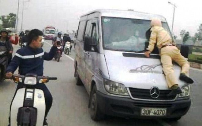 Bị yêu cầu dừng xe, giám đốc lao ô tô vào tổ CSGT đang làm nhiệm vụ