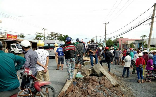 Phát hiện thi thể người đàn ông nằm dưới góc khuất của dải phân cách
