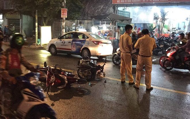 3 xe máy biến dạng sau cú tông kinh hoàng, 2 người nhập viện trong tình trạng nguy kịch ở Sài Gòn